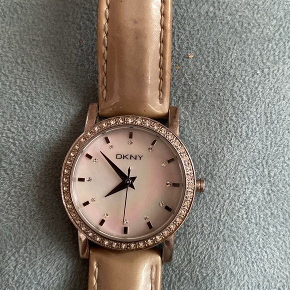 DKNY WATCH. IRIDESCENT gold band. Elegant, gorgeous - Picture 4 of 5